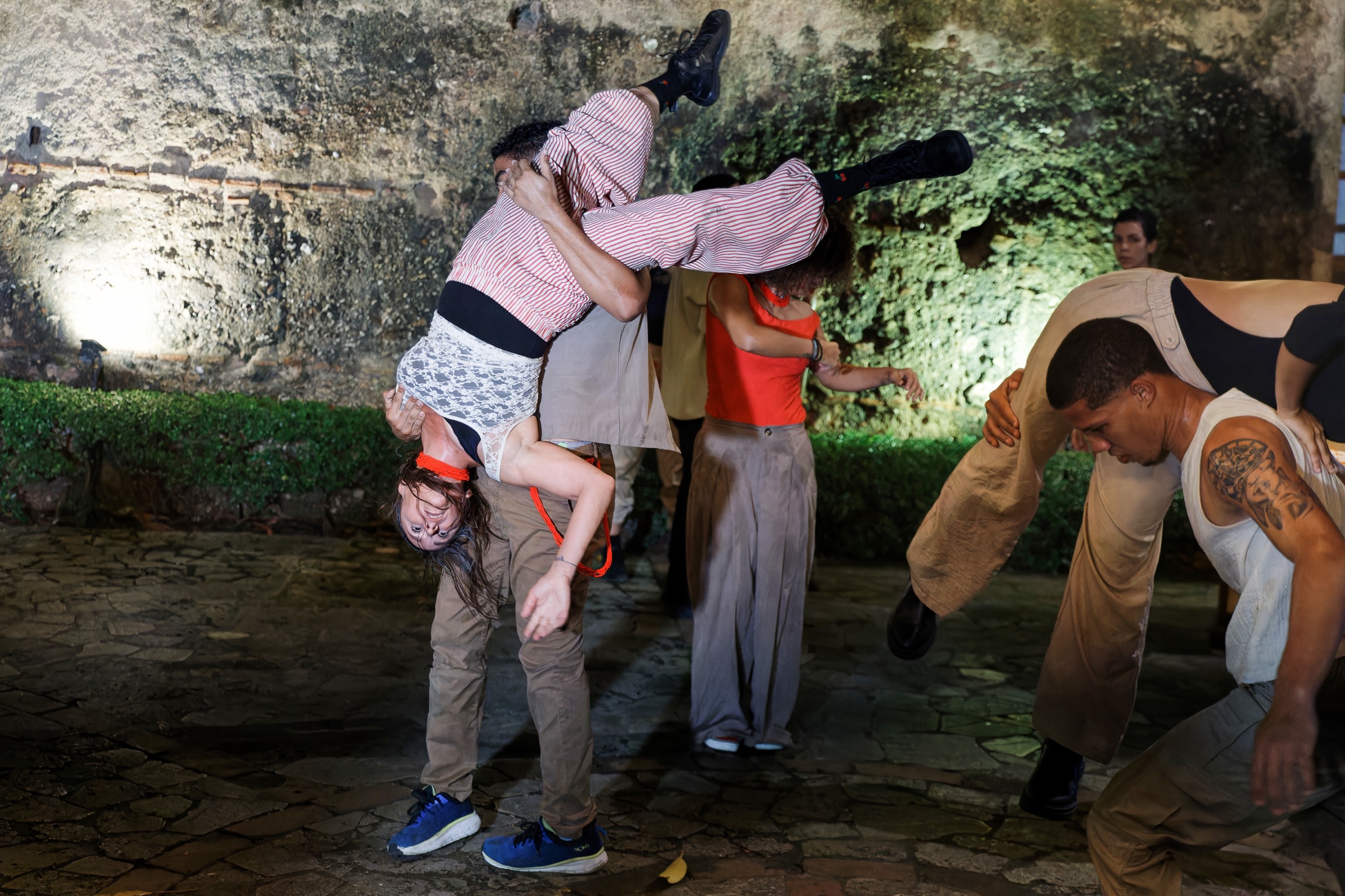 Valérie Sabbah junto a la Compañía Nacional de Danza Contemporánea