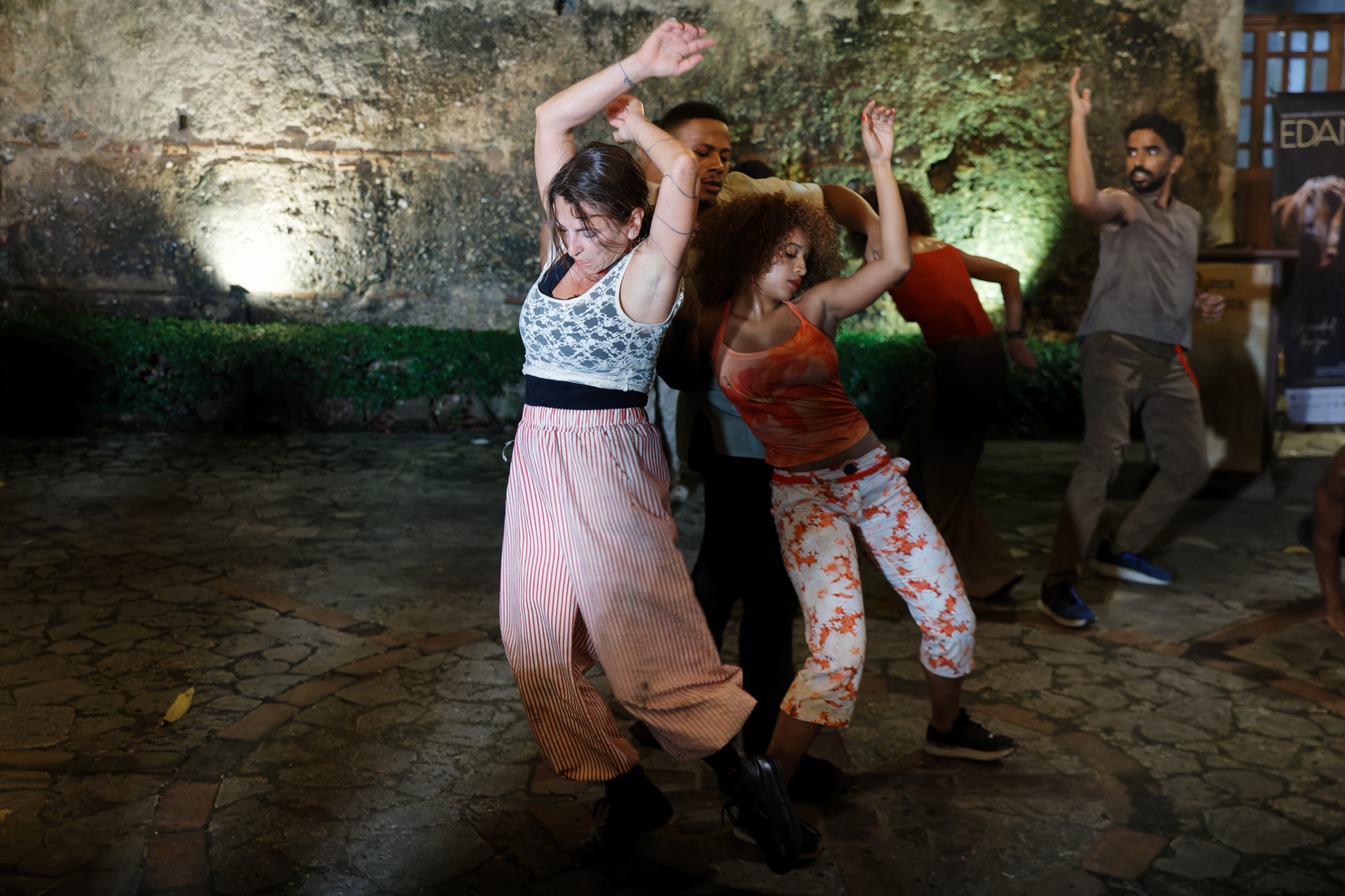 Valérie Sabbah junto a la Compañía Nacional de Danza Contemporánea